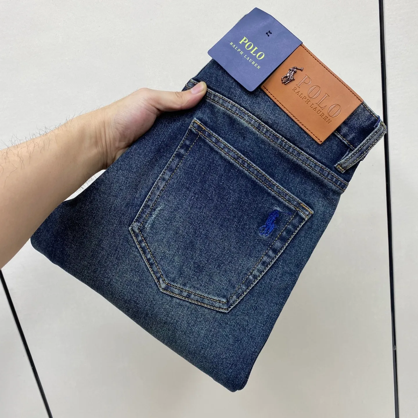 P220 2025 Autumn and Winter European Counter New Style, Super A Purchasing Level Overseas Trading Company Order Source, Top Original High-end Men's Customized Fashion Slim Small Straight Jeans 999～6 Color: Heavy craftsmanship, fried sand and water, picture color Size: 29-40 Fabric: Denim washed jeans! Luxurious experience. Customer-supplied trade channel. The simple and charming classic trousers are made of customer-supplied denim. The texture is thick, comfortable and breathable. The high-quality tailoring is top-notch, and the overall design is very refined. The cuffing design on the inside and outside is perfect, and the use of poly-strand mechanical needle edge-sealing technology highlights the brand's luxurious inner charm. The brand logo is full and thick, and the chiseled buttons are thick and rigorous, bringing a new fashion taste to this mediocre trousers!  Excipients: Complete with three standards